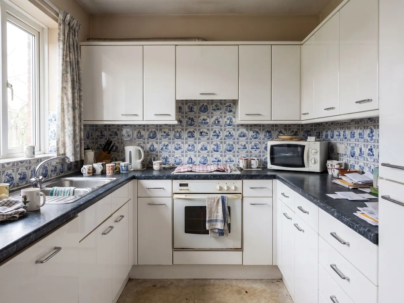 Keuken met witte hoogglans fronten voor de wrap