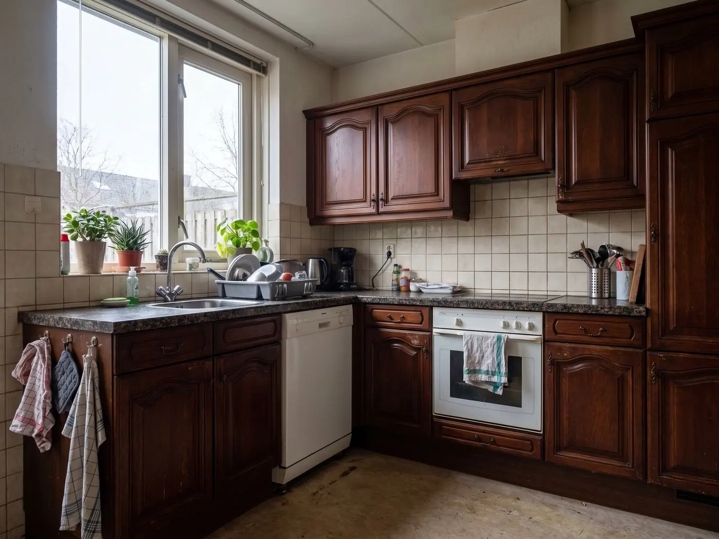 Donkere klassieke keuken naar mat crème — voor het wrappen